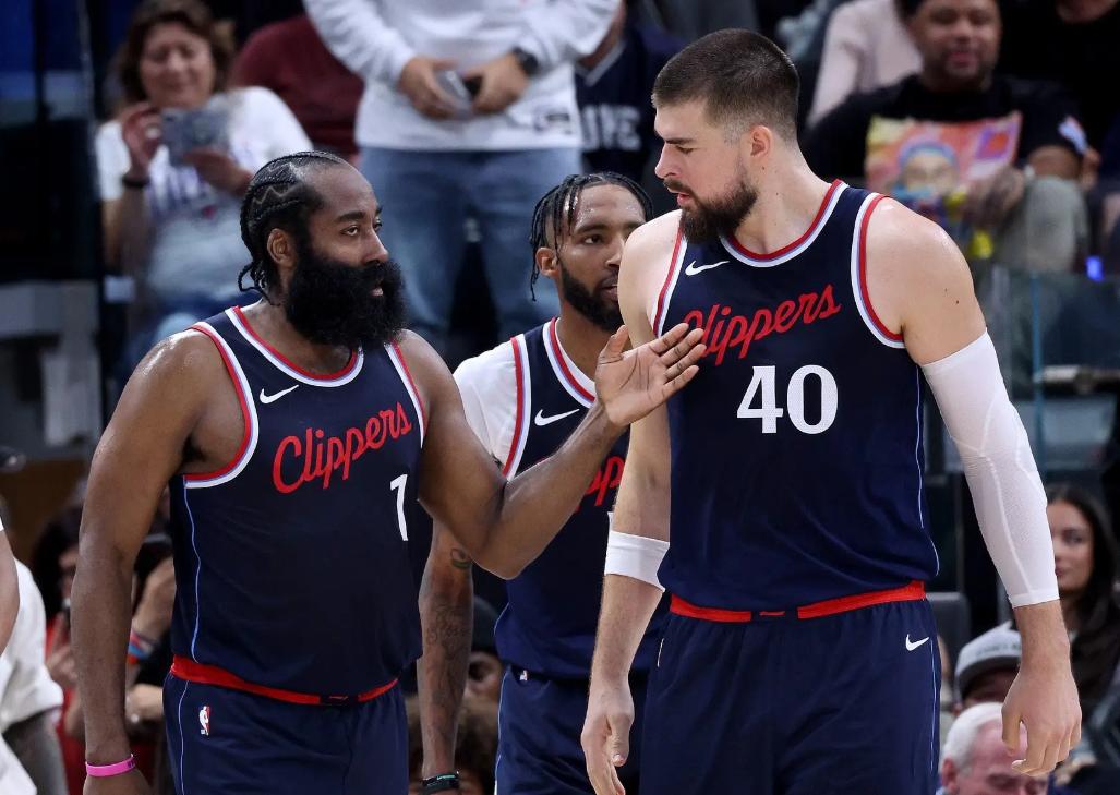 ayx包含赛后NBA常规赛传出新动向，曼联手感冰凉，管理层表态——震撼外界，更衣室氛围转暖的词条